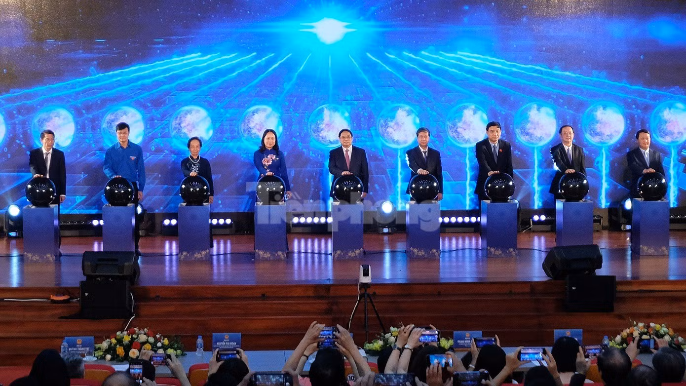 Thủ tướng và các đại biểu phát động phong trào học tập suốt đời