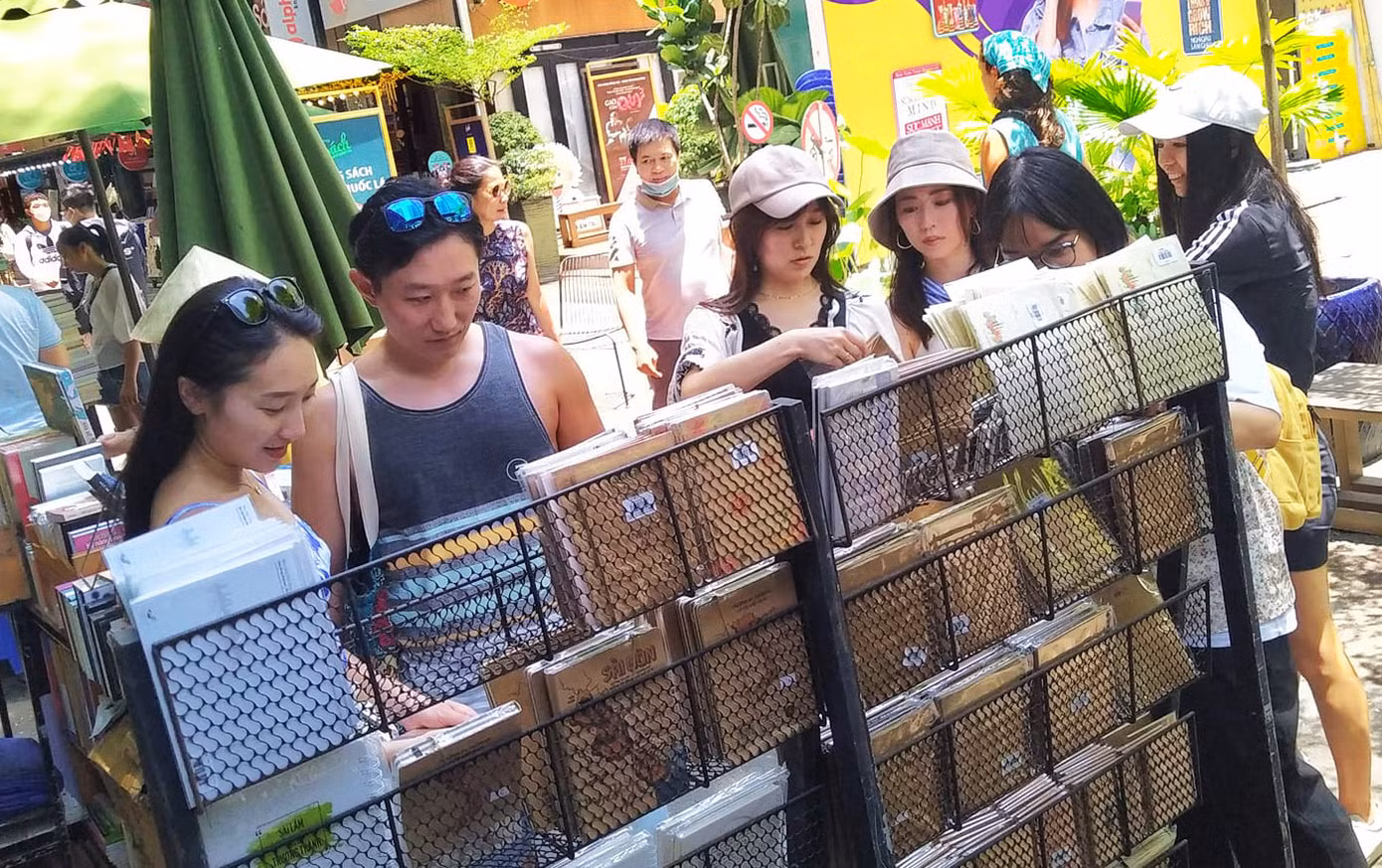Người nước ngoài sinh sống tại TPHCM cũng đến đường sách tìm tác phẩm yêu thích