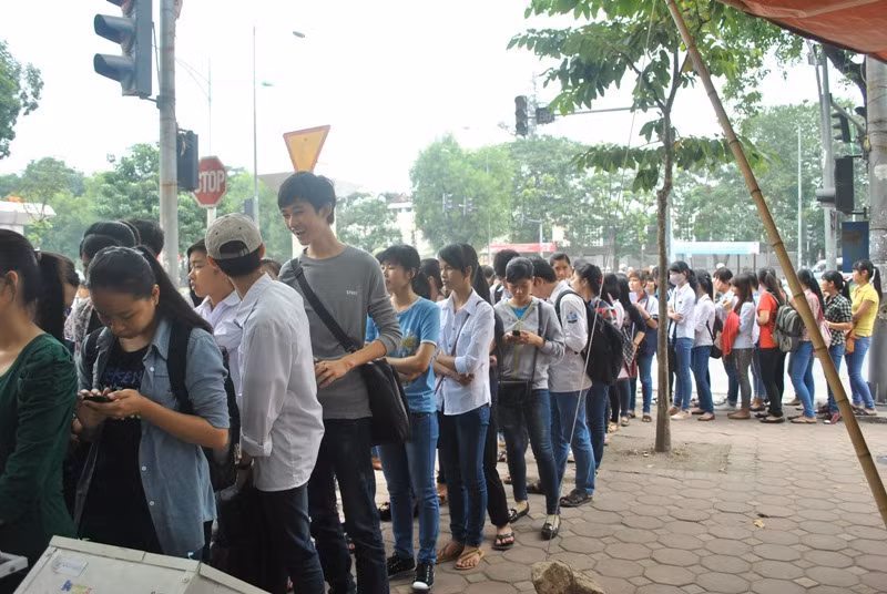 Sinh viên đọc phiếu tìm hiểu về cơm chay trước khi mua cơm