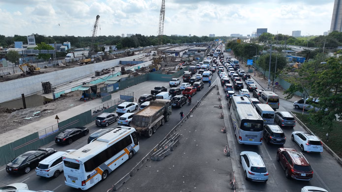 Dòng phương tiện xếp hàng dài vào đường dẫn cao tốc TPHCM - Long Thành - Dầu Giây để di chuyển về các tỉnh Đồng Nai, Bình Thuận, Bà Rịa - Vũng Tàu,...