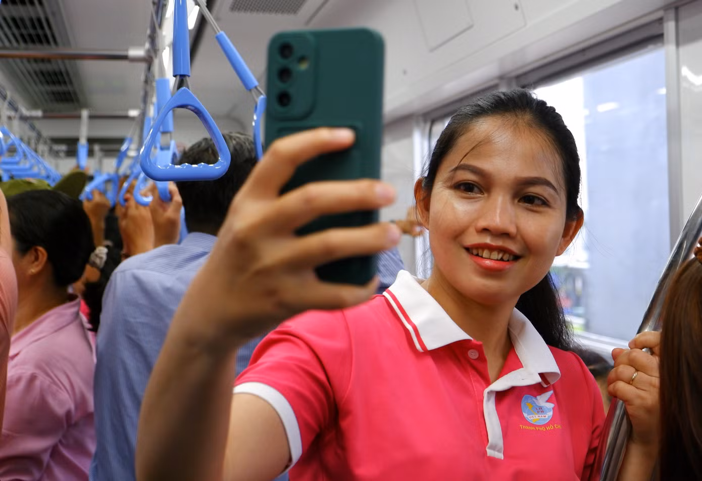 Hành khách thích thú trải nghiệm trên tàu metro số 1.