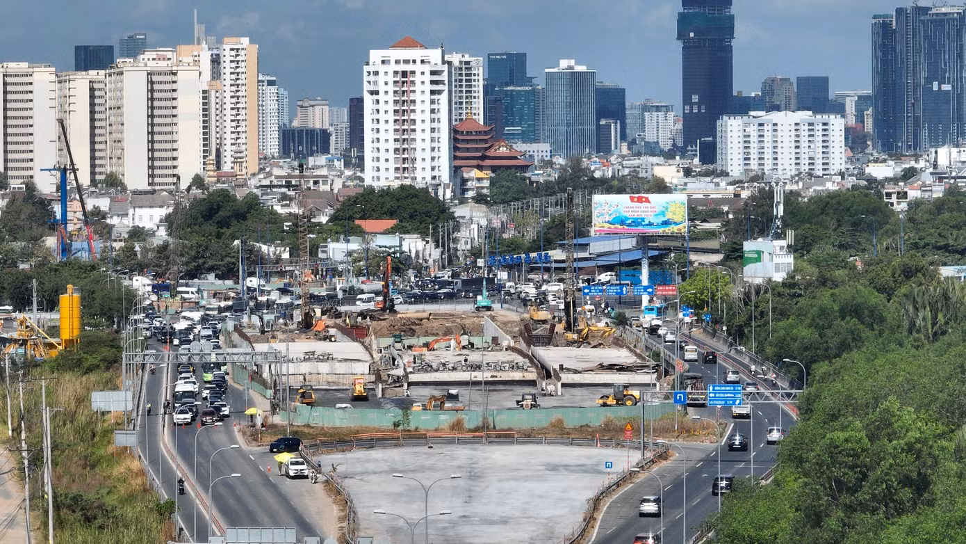 Lực lượng CSGT đóng cao tốc TPHCM - Long Thành - Dầu Giây (bên trái) vào sáng 28/4.