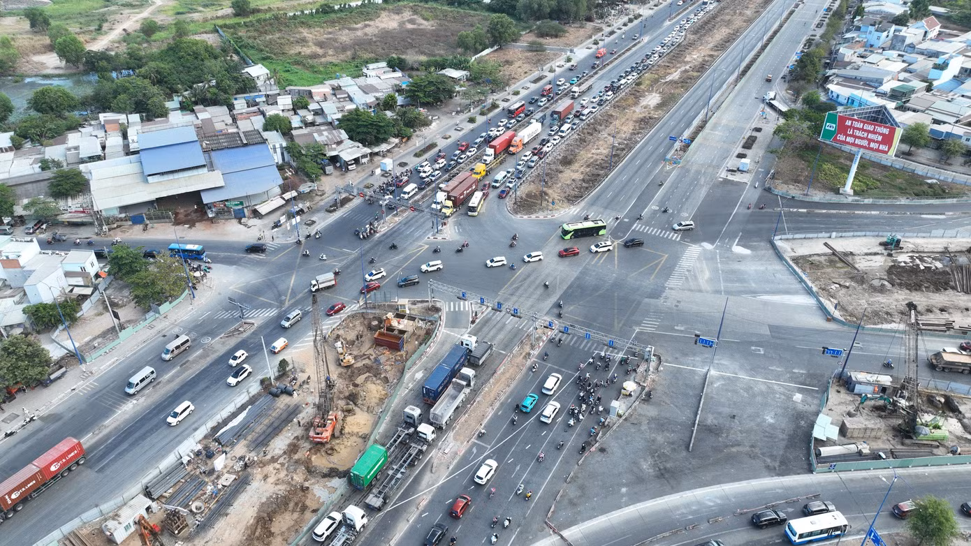 Giao thông khu vực cửa ngõ phía Đông TPHCM ùn ứ trong ngày thứ hai của kỳ nghỉ lễ.