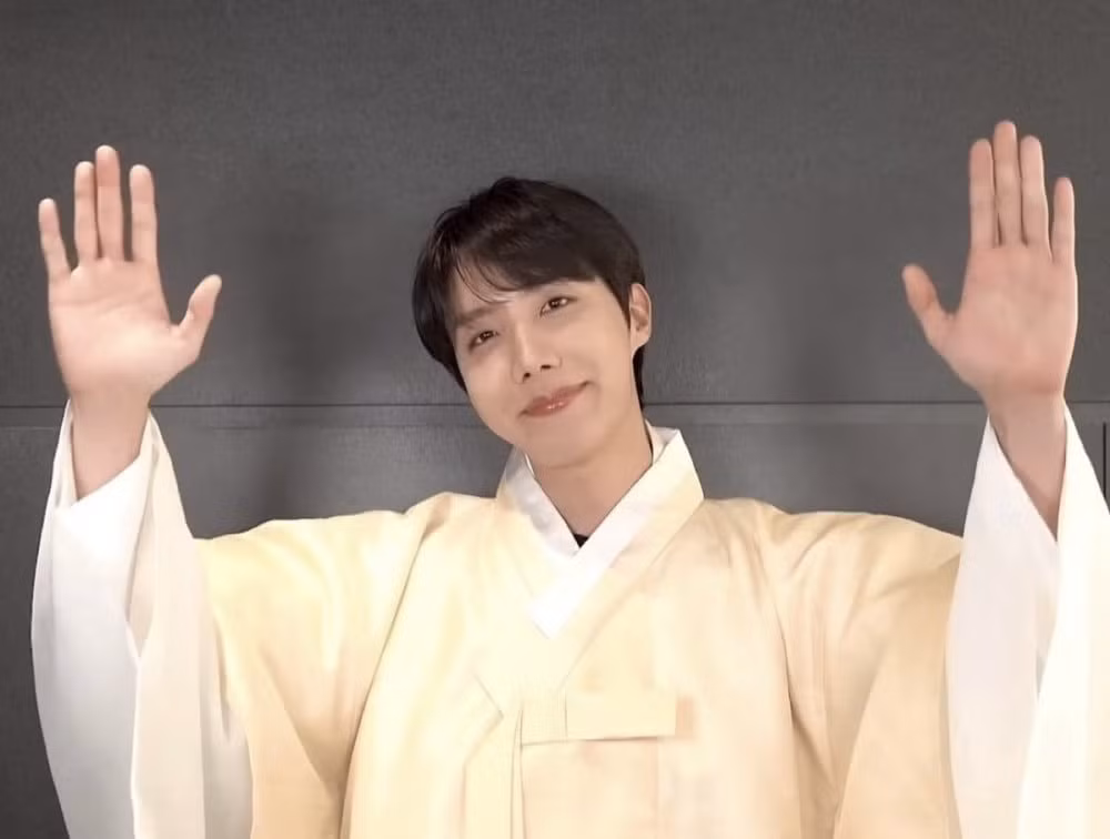 Jin và J-Hope đại diện BTS chúc mừng năm mới Army.