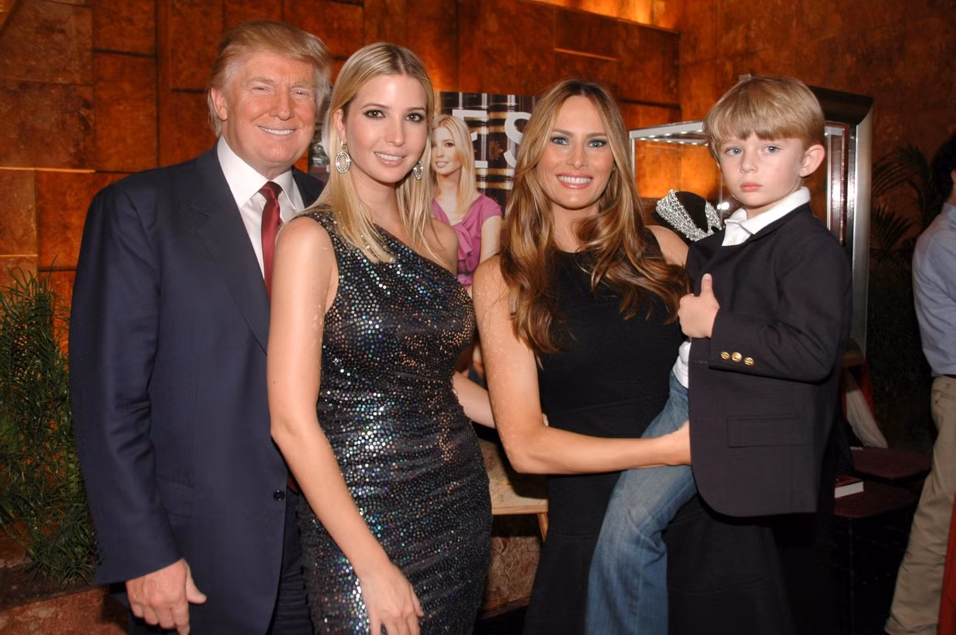 Ivanka cùng cha, mẹ kế và em trai út, Barron, tham dự bữa tiệc sách do người đẹp sinh năm 1981 phối hợp với tạp chí Quest tổ chức tại Trump Tower vào năm 2009. Ảnh: Getty Image.