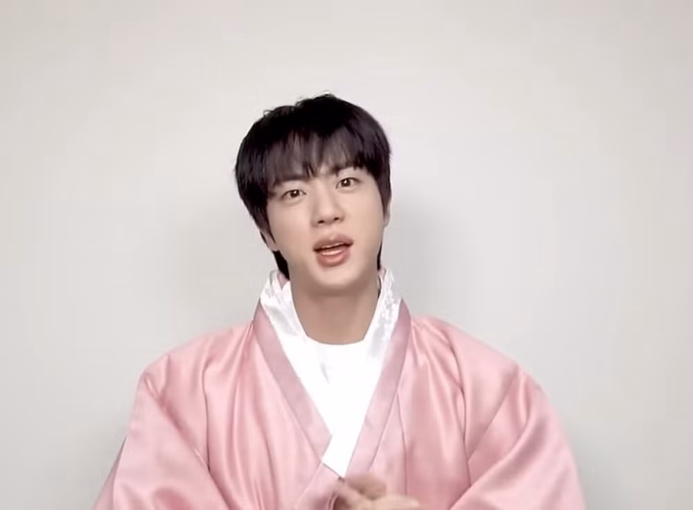 Jin và J-Hope đại diện BTS chúc mừng năm mới Army.