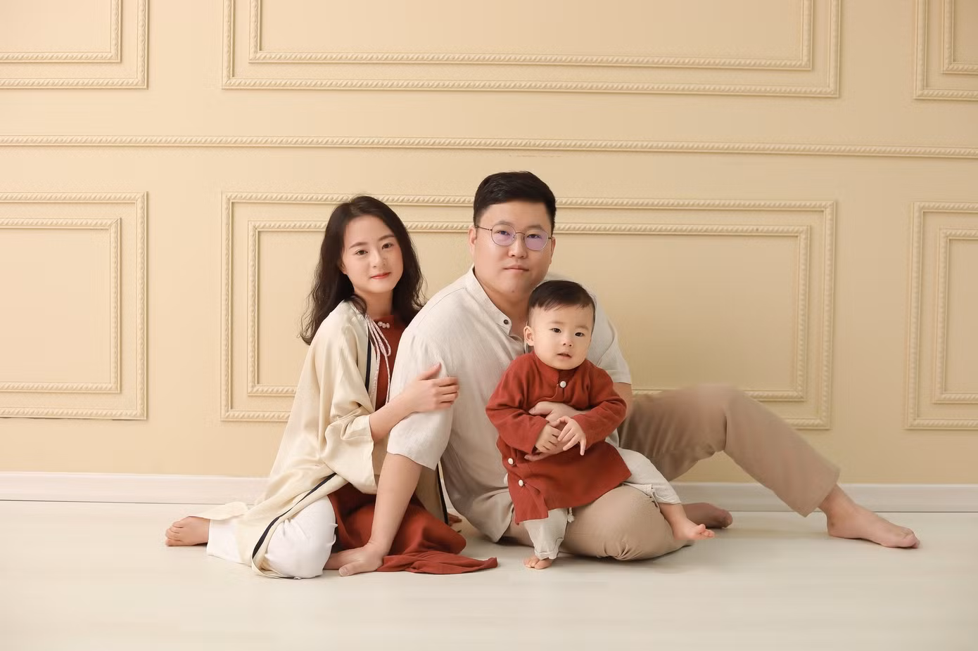 Bộ áo dài chỉ mặc một lần để chụp ảnh của Lâm Anh và con trai. Ảnh: FBNV.