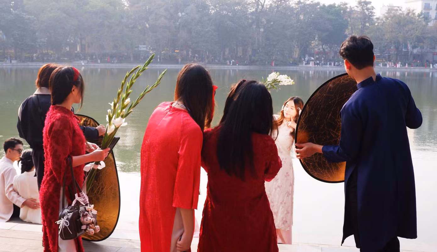 Nhiều bạn trẻ không mặc lại áo dài lần hai. Ảnh: Tú Oanh.