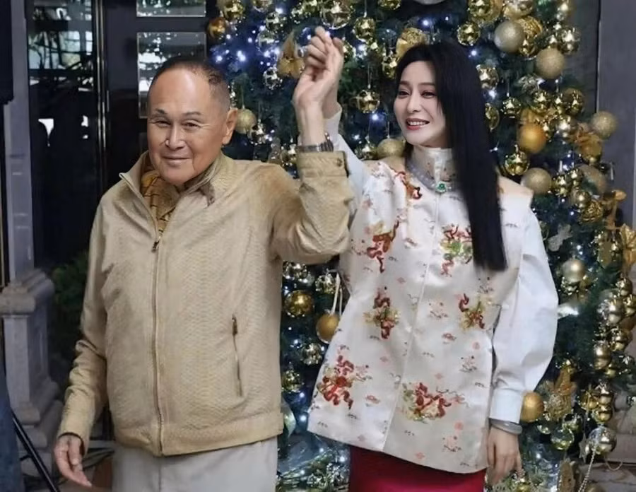 Phạm Băng Băng khiêu vũ với tỷ phú Triệu Thế Tăng.