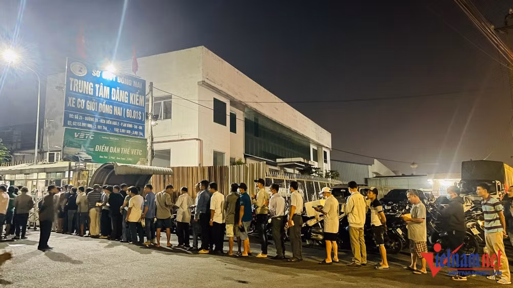 Nhiều tài xế xếp hàng từ 2-3h ngày 17/4 chờ lấy phiếu hẹn kiểm định xe ô tô tại Trung tâm đăng kiểm 60-01S, tại TP.Biên Hoà, tỉnh Đồng Nai (Ảnh: VNN).