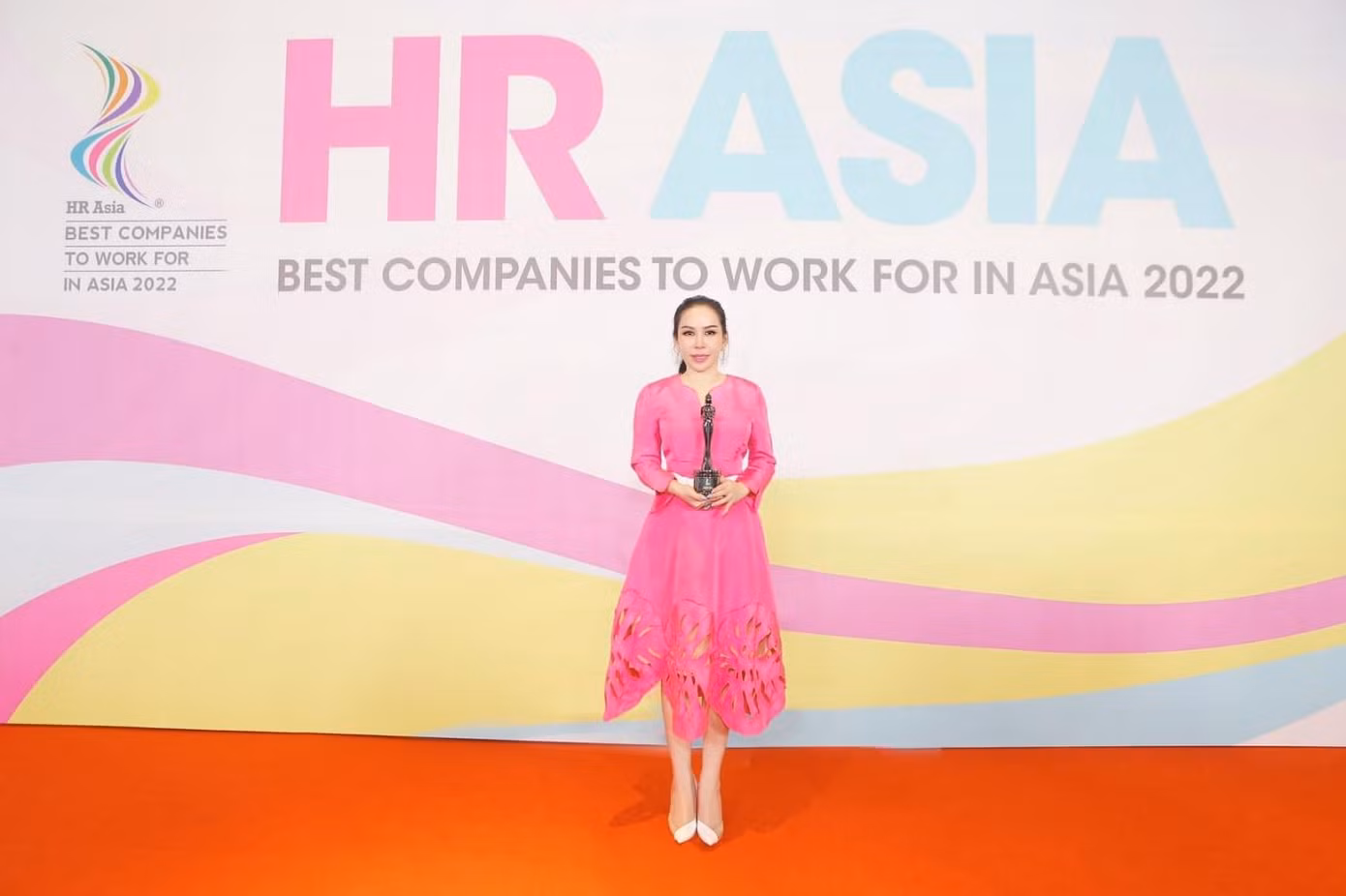Bà Lê Nữ Thùy Dương - Phó Chủ tịch HĐQT KN Holdings nhận cúp Nơi làm việc tốt nhất Châu Á năm 2022