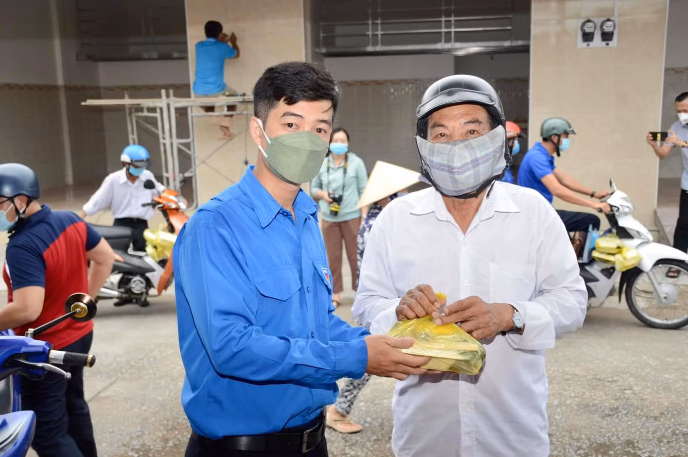 Người đến nhận cơm đa phần là người dân lao động nghèo.