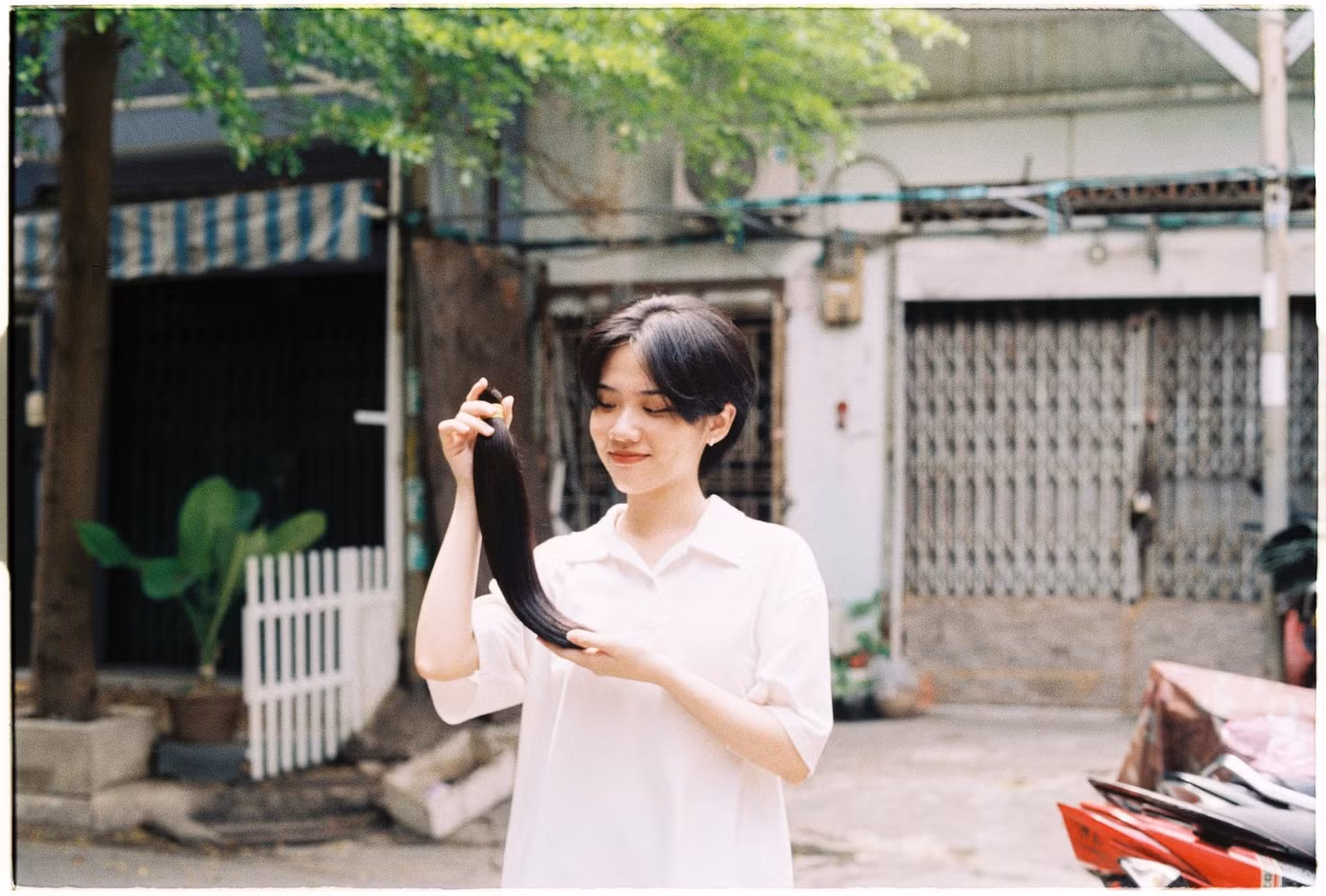 Nhật Khiêm tạo dáng với mái tóc vừa được cắt.