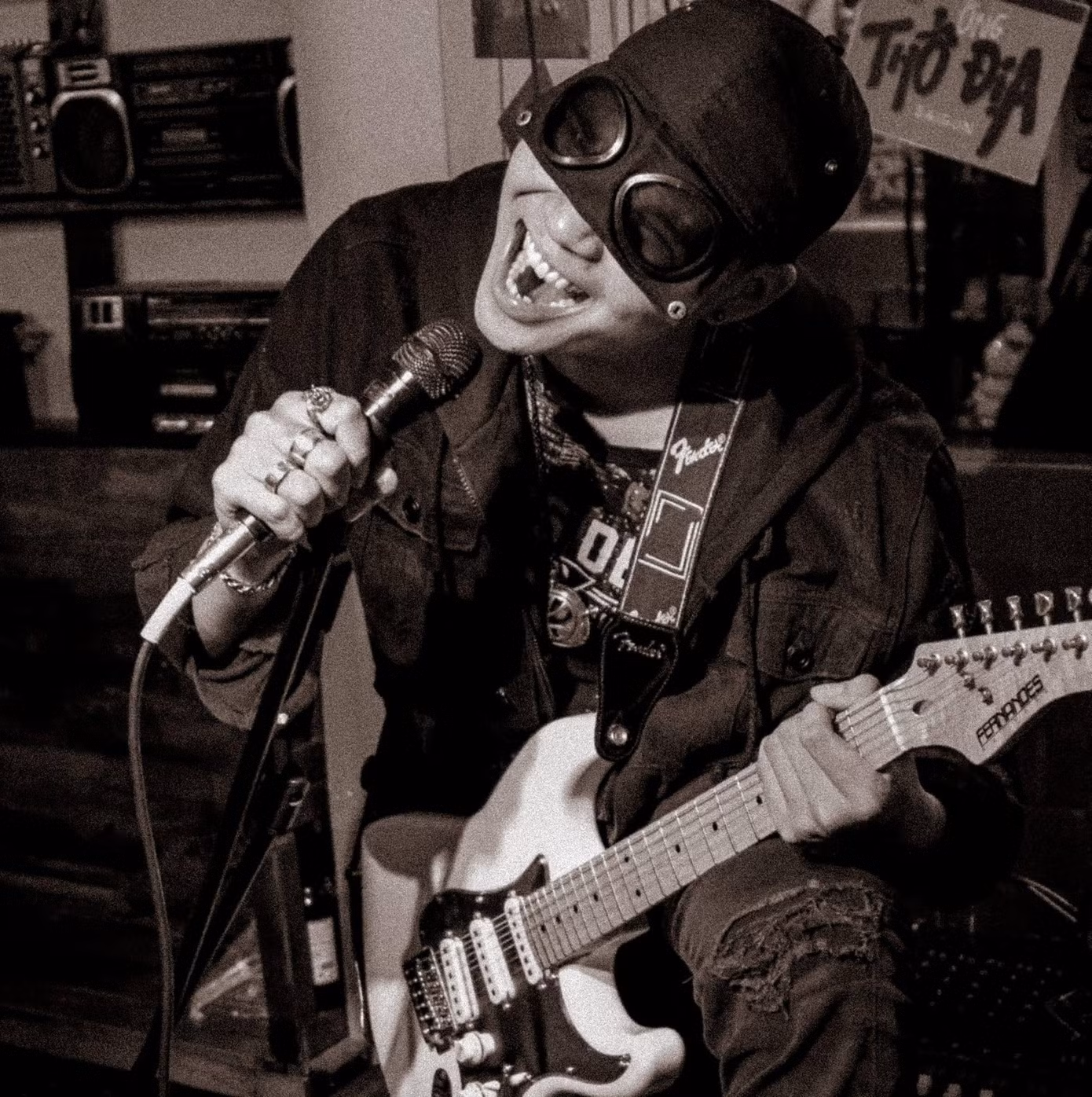 Ngoài giọng hát tốt, Khoa còn biết chơi một số nhạc cụ như: Piano, guitar, trống jazz, harmonica. (Ảnh: NVCC)