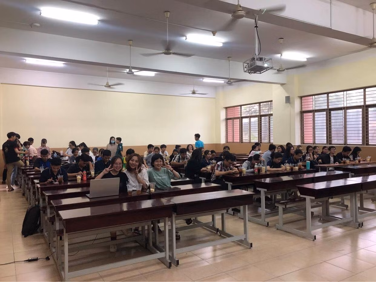 Rất đông các bạn sinh viên có mặt từ sớm để chờ xem phim lịch sử.