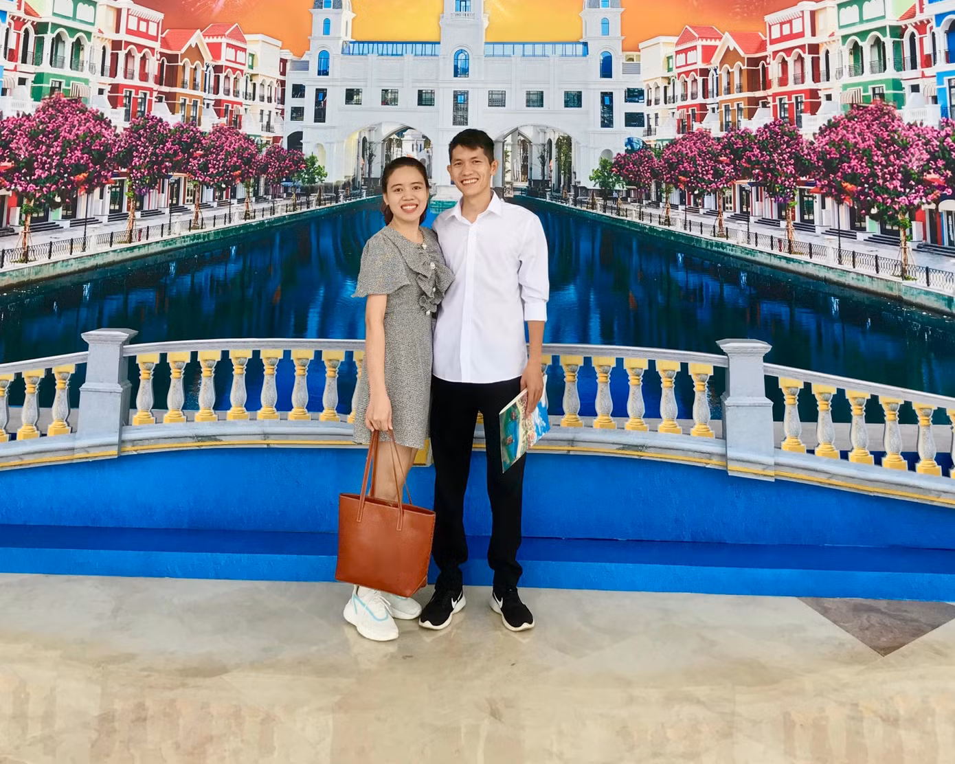 Hai bạn trẻ Lập và Vy với dự án sản xuất và tặng đai đeo bằng da chống hằn cho lực lượng tuyến đầu chống dịch.