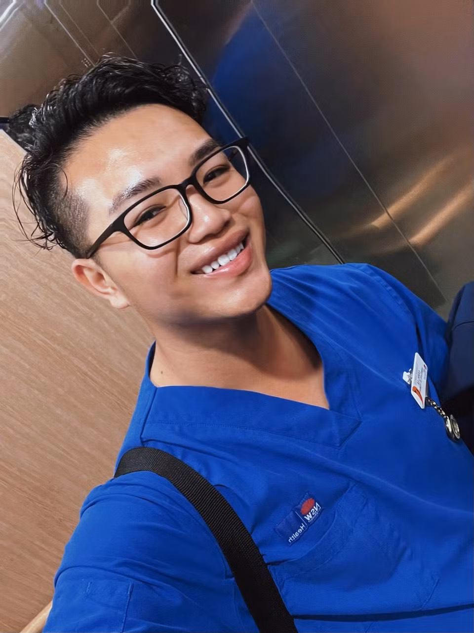 Công Thành rất tự hào khi được khoác trên mình trang phục y tá.