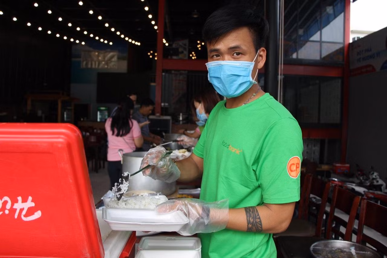Lưu chuẩn bị phần ăn ở "Bếp Yêu Thương".
