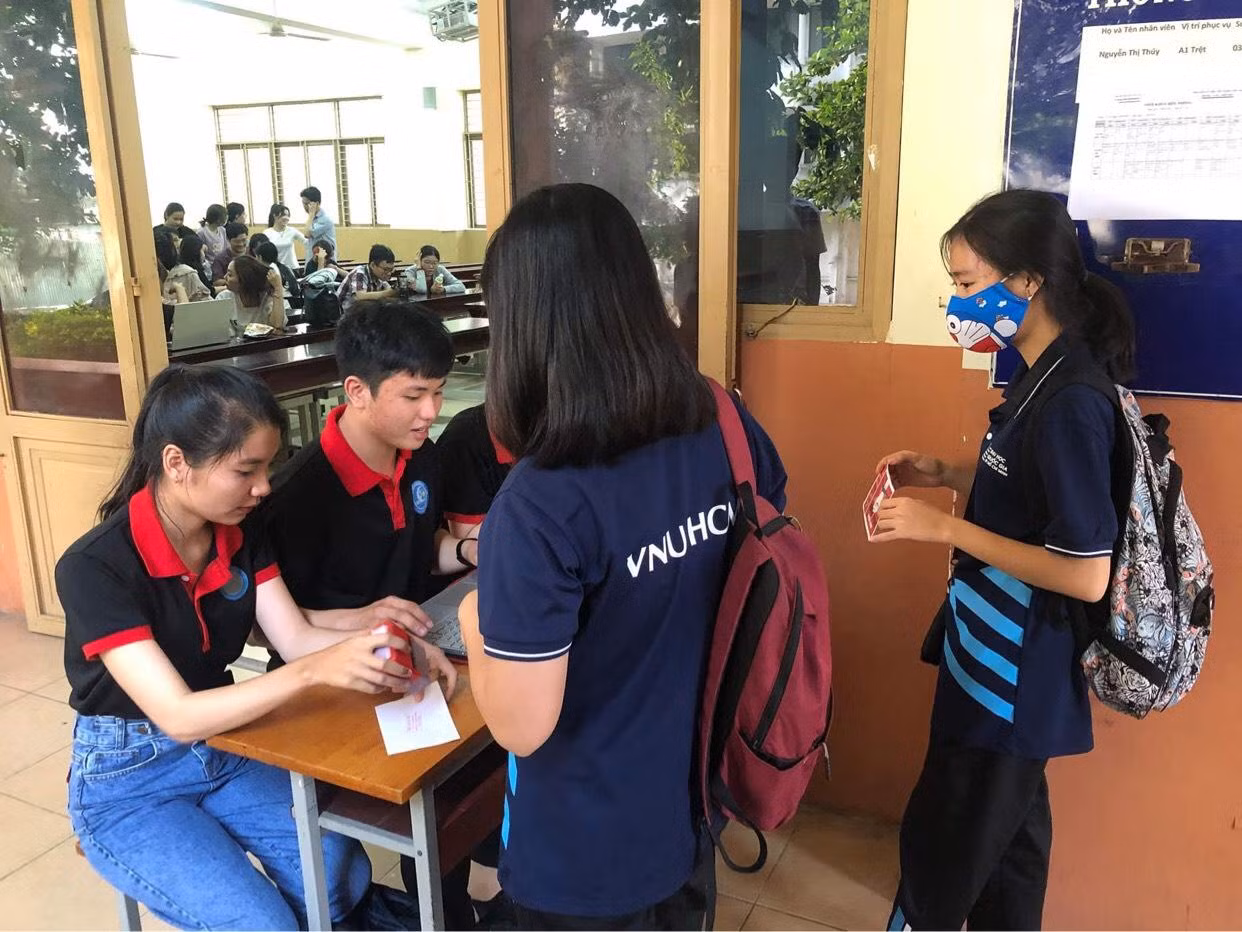 Các bạn sinh viên háo hức xem phim lịch sử.