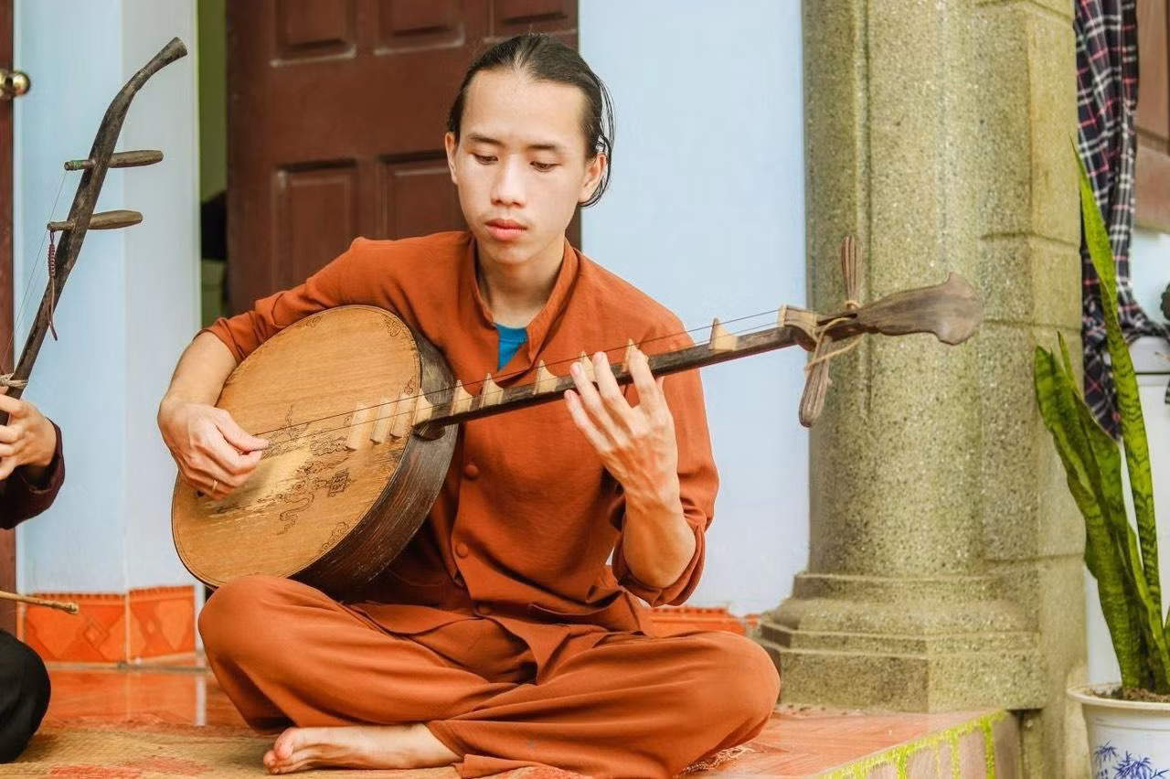 Bùi Công Sơn với nhiều thời gian khổ luyện với nghề hát xẩm. (Ảnh: NVCC)