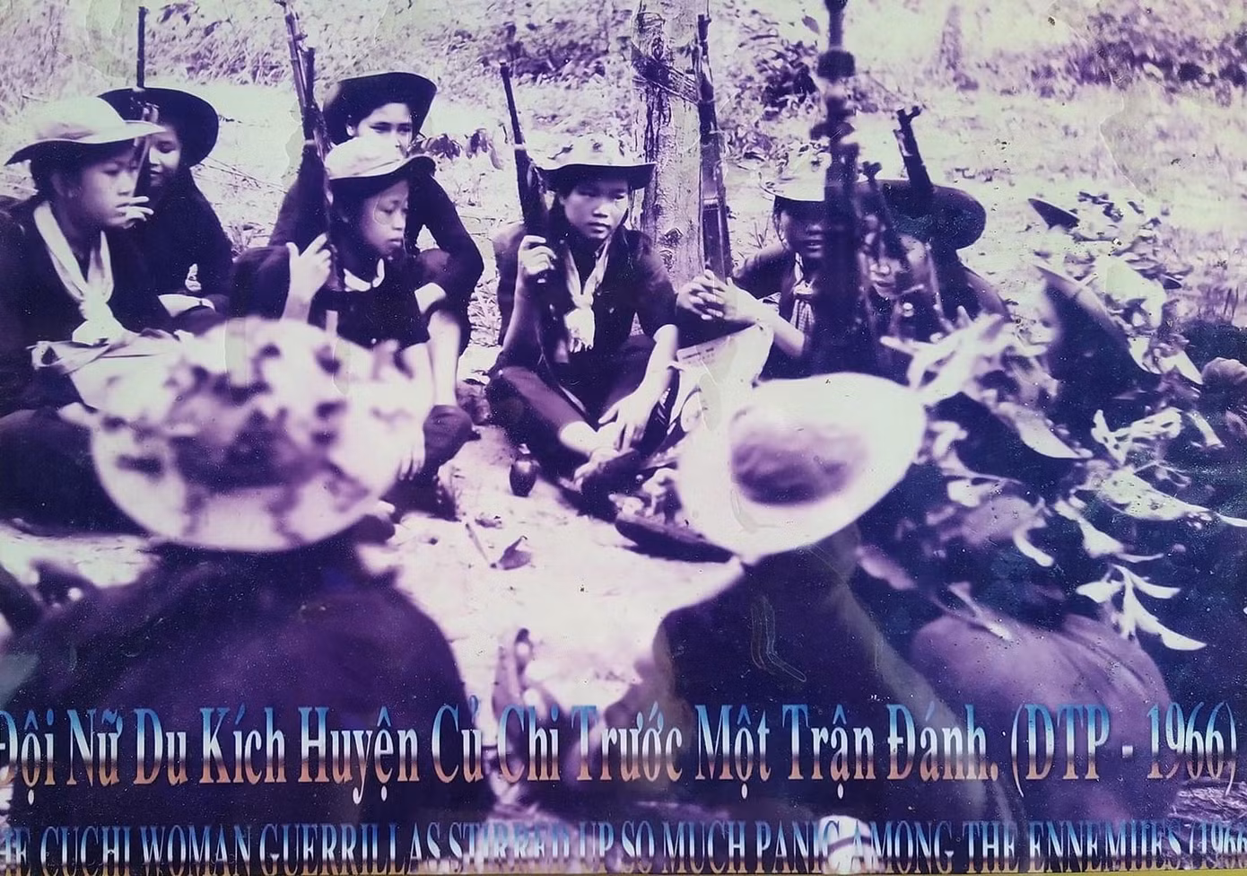 Bức ảnh lịch sử chụp Trung đội nữ du kích Củ Chi năm 1966. Chị Lê Thị Sương cầm súng bắn tỉa ngồi quay lưng.