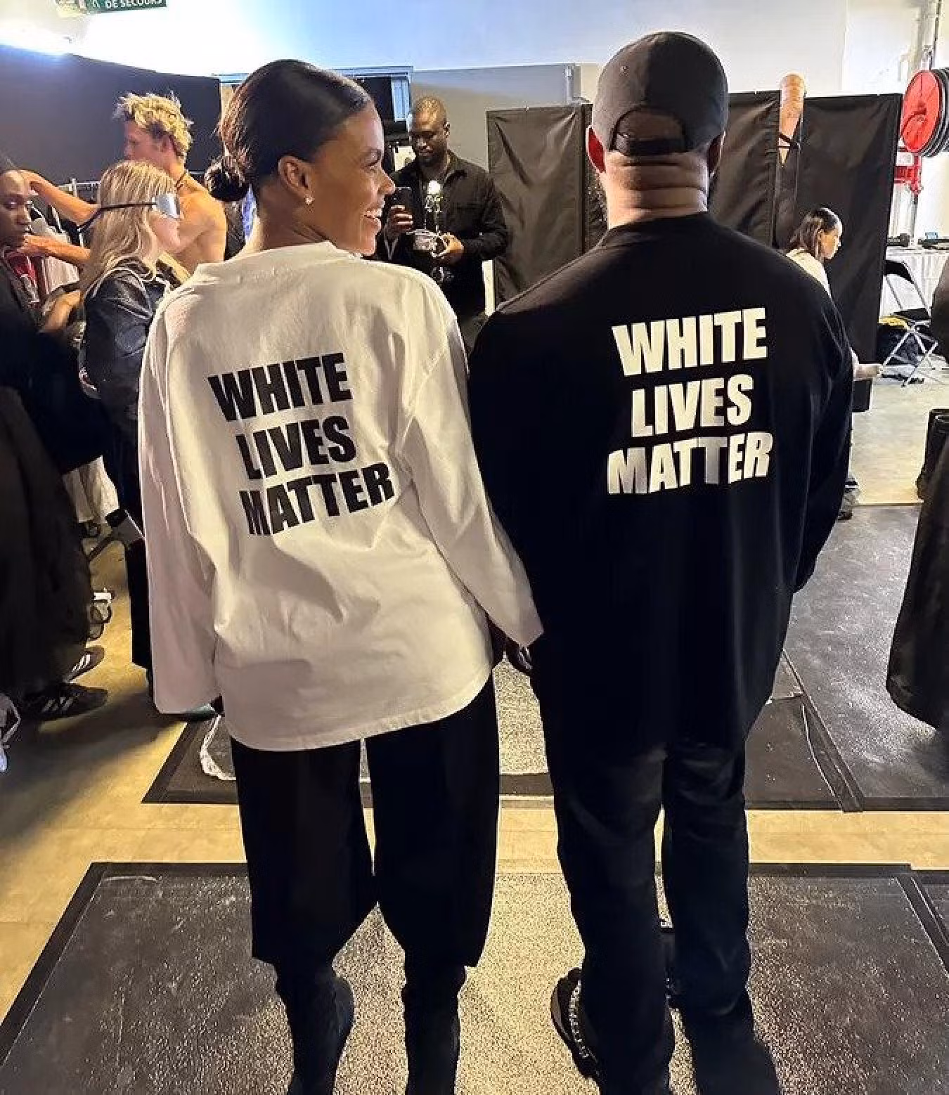 Chiếc áo in chữ "White Lives Matter" khiến công chúng phẫn nộ. Ảnh: Twitter.