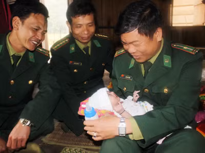 Bé Hồ Dưỡng được Đồn biên phòng cửa khẩu Cha Lo cứu sống 