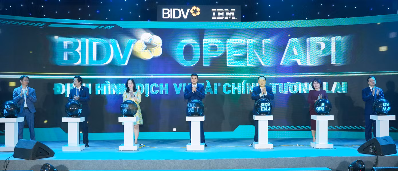 Đại diện NHNN, BIDV và Nhà thầu tham gia thực hiện nghi thức ra mắt hệ thống BIDV Open APT.