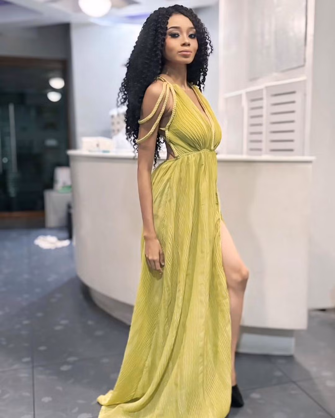Đại diện US Virgin Island - Brianna McSween - mặc váy vàng nổi bật ra sân bay. Cô năm nay 22 tuổi, là người mẫu, nhà thiết kế thời trang. Cô muốn truyền cảm hứng về việc áp dụng các thói quen thân thiện với môi trường trong cuộc sống hàng ngày.
