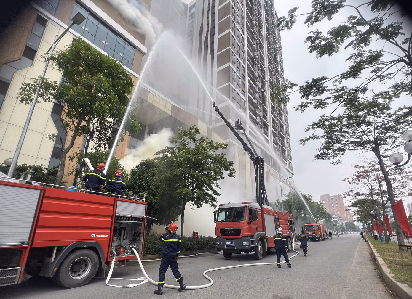 Cụ thể, tình huống giả định đặt ra, khoảng 9h5 cùng ngày, tại căn hộ 703 chung cư 6th Element phường Xuân La, quận Tây Hồ, TP Hà Nội xảy ra cháy.