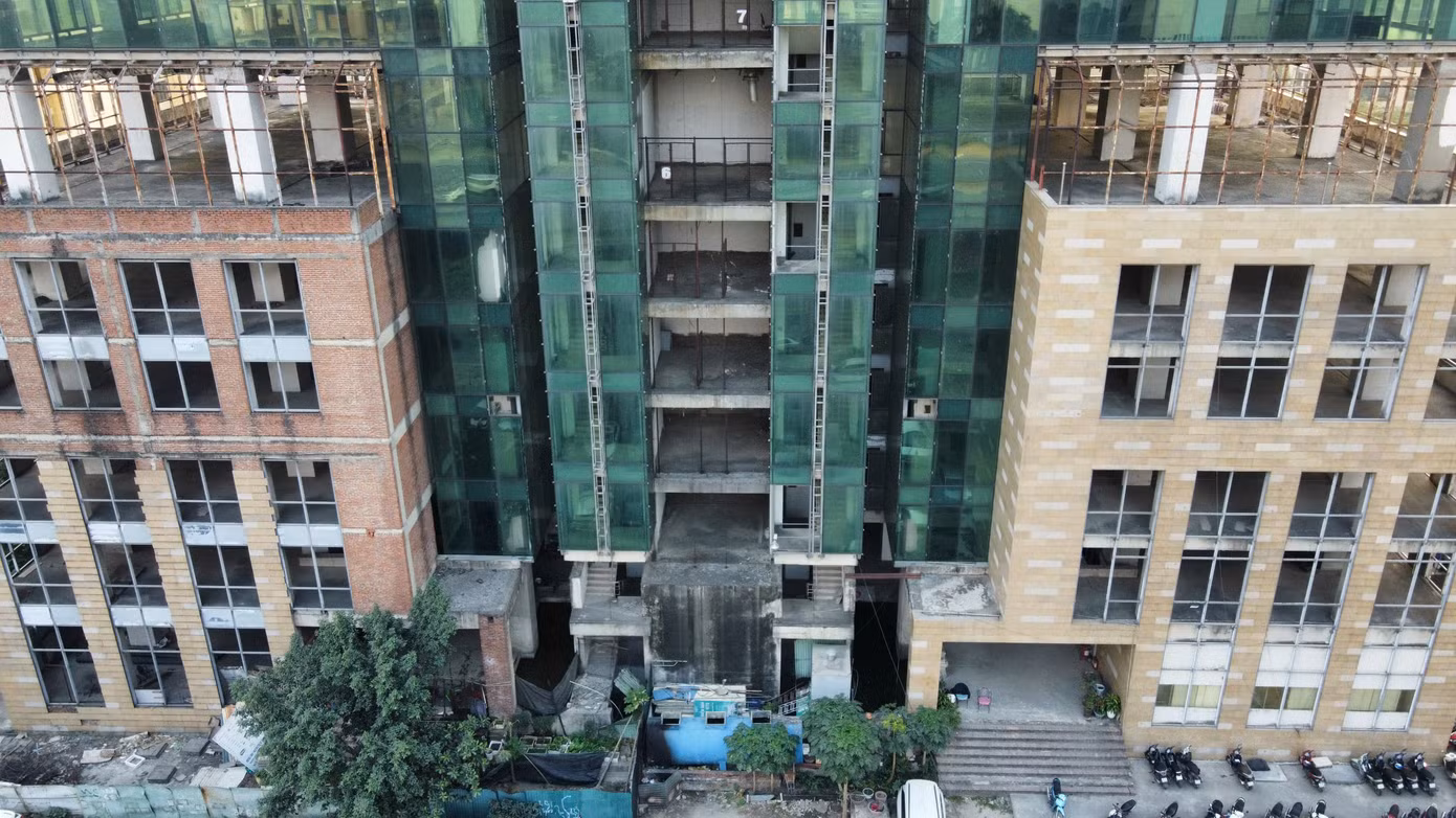 Theo tìm hiểu, nguyên nhân tòa tháp đến nay chưa thể đưa vào sử dụng do trong quá trình thi công dự án thay đổi thiết kế nên bị tạm dừng thi công, bổ sung hồ sơ pháp lý theo quy định.