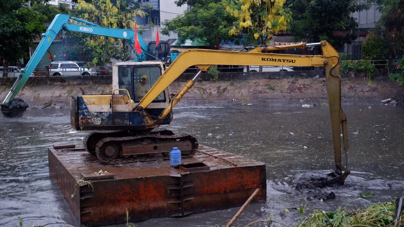 Công nhân cùng máy móc, thiết bị bắt tay vào việc nạo vét rạch Xuyên Tâm. Ảnh: Hữu Huy