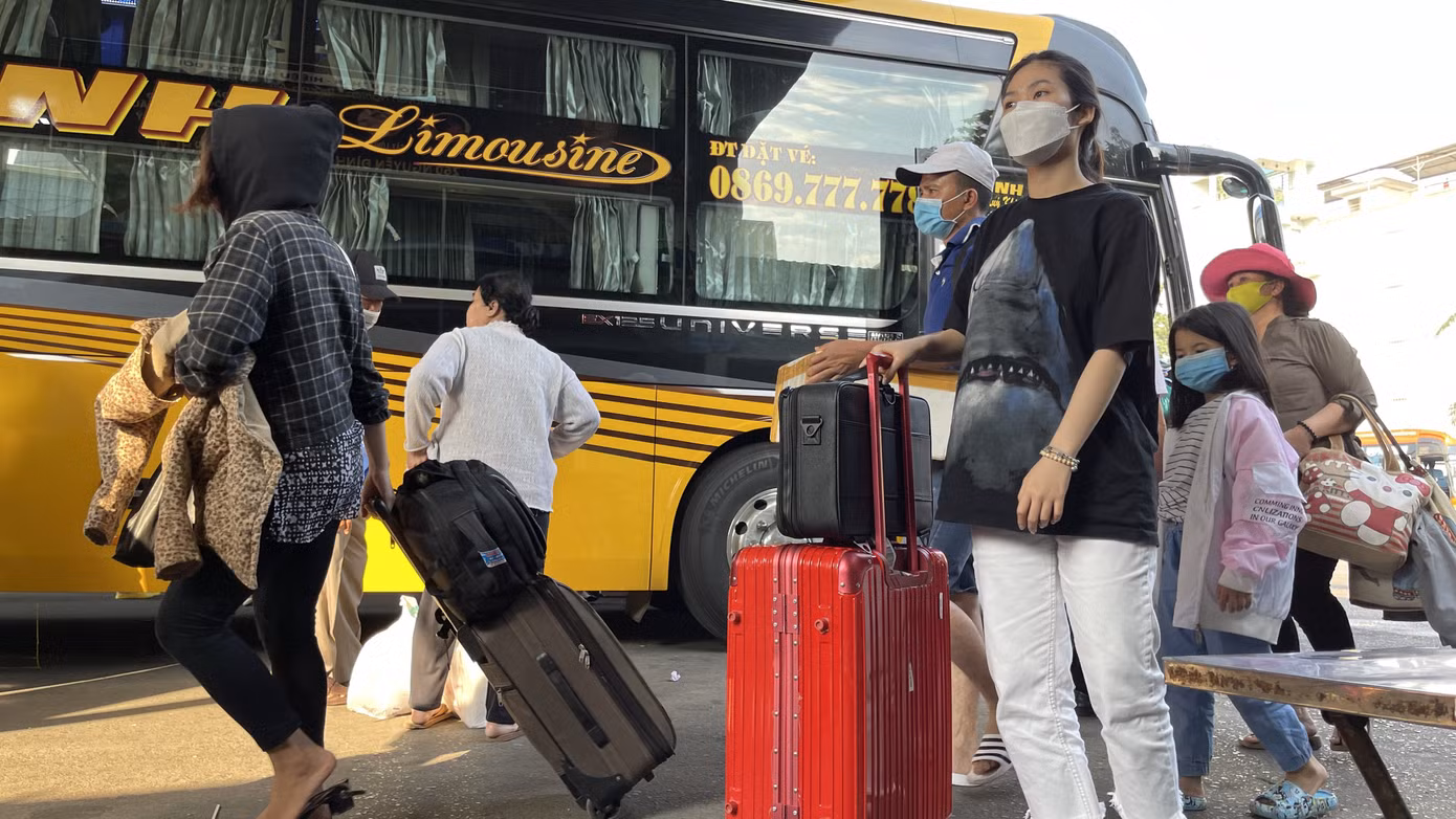Người dân ‘đủng đỉnh’ trở lại TPHCM sau Tết ảnh 1