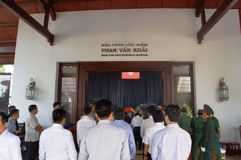 Người dân đến từ sớm viếng nguyên Thủ tướng Phan Văn Khải ảnh 7