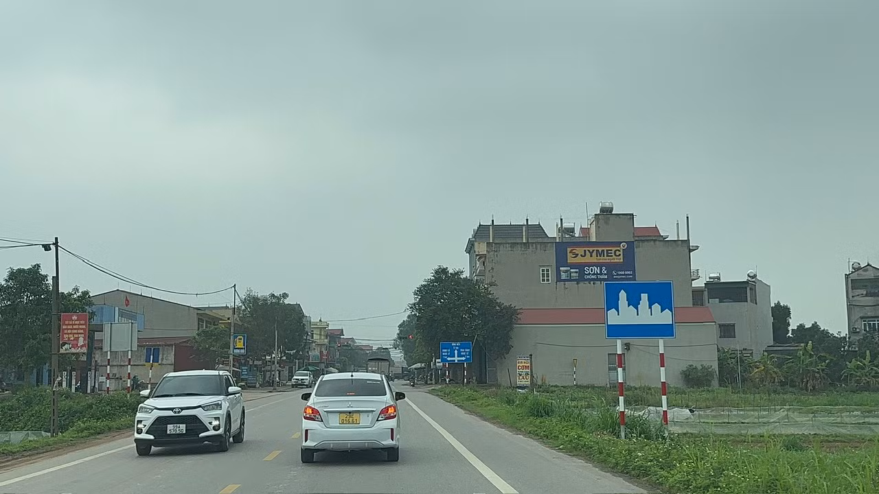 Biển báo khu đông dân cư liên tục xuất hiện trên tuyến đường từ Thị xã Việt Yên đi Thị trấn Cao Thượng