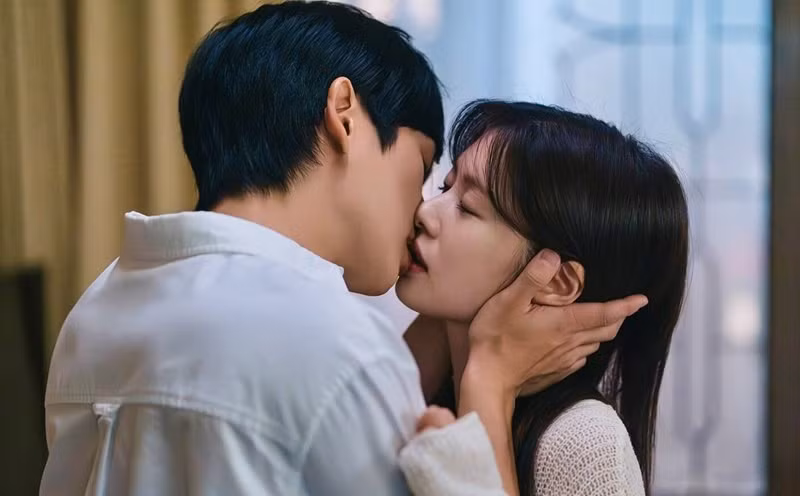 Love Next Door khai thác chủ đề tình yêu hiện đại, thanh mai trúc mã ngọt ngào.
