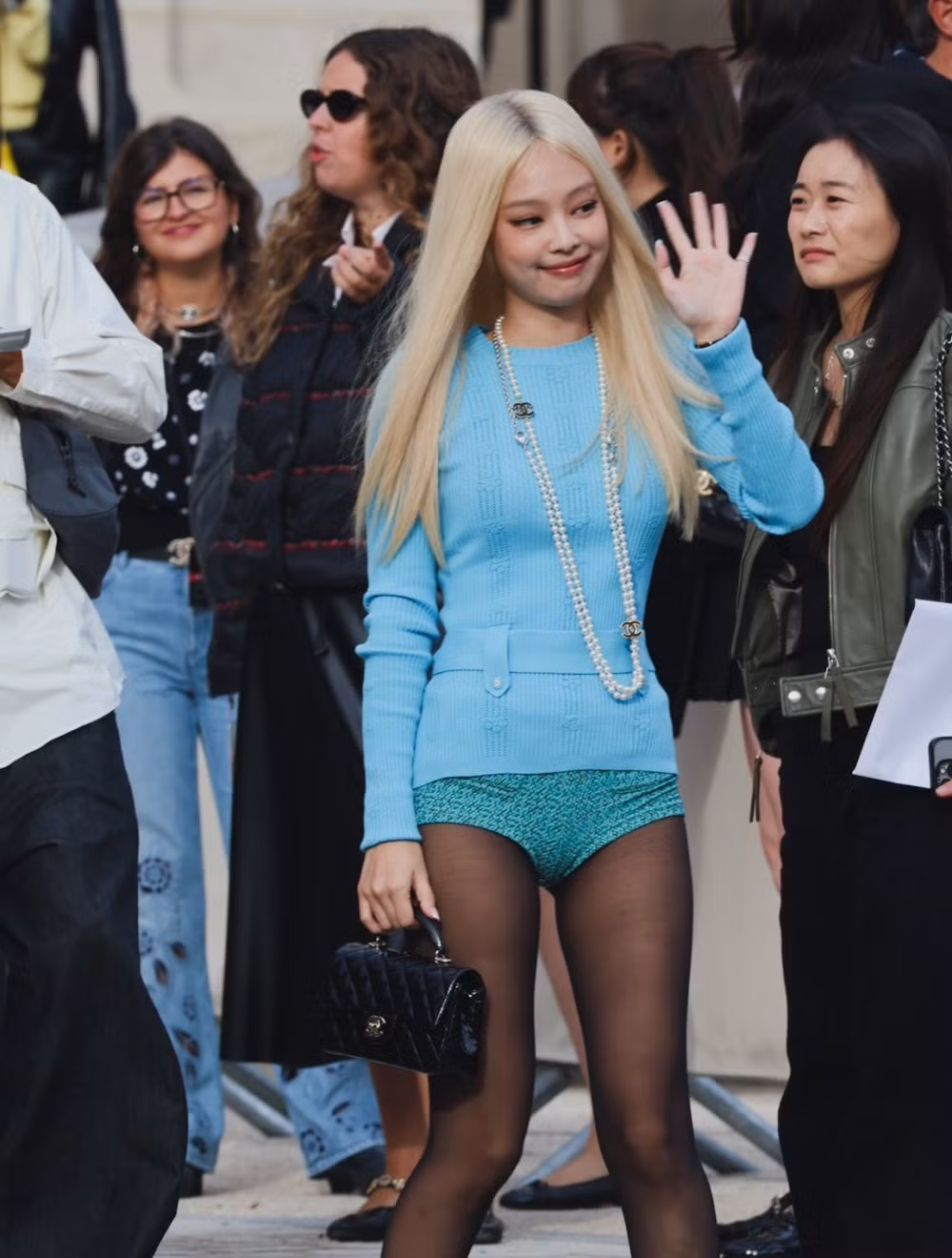 Jennie bị chỉ trích vì mặc quần ngắn cũn như nội y. Cánh săn ảnh chụp được khoảnh khắc người đẹp sinh năm 1996 kéo quần xuống để tránh hớ hênh.