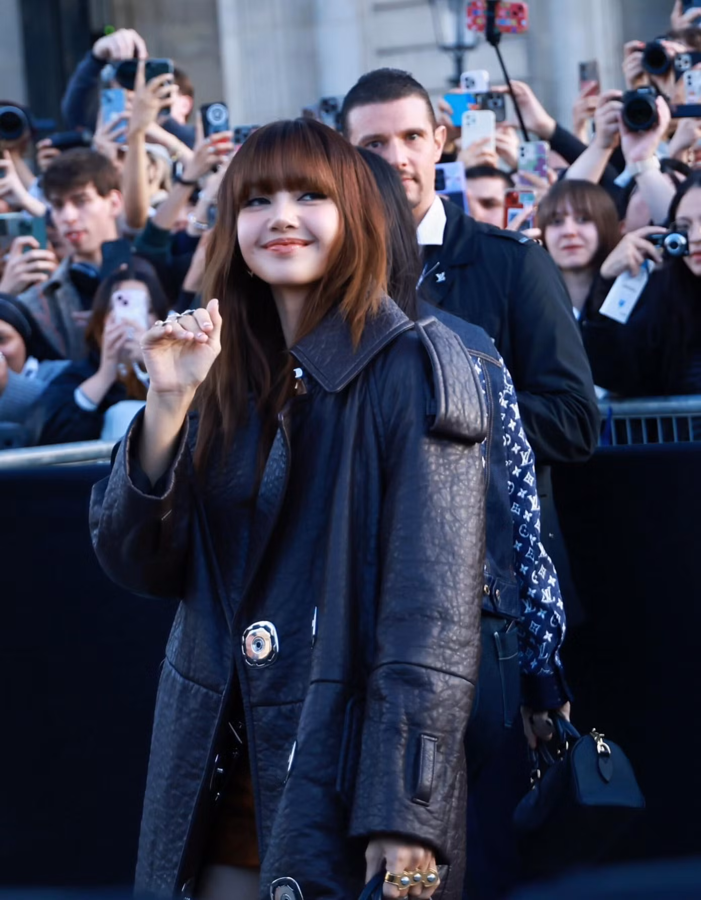 Những bài đăng trên Instagram của Lisa cũng như Louis Vuitton đều nhận về hàng triệu lượt Thích.