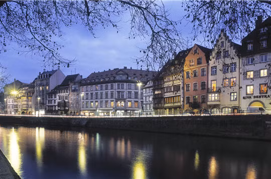  Dòng sông L’ill là hợp lưu từ sông Rhin, bắc ngang qua thành phố Strasbourg tạo thành các kênh đào rất thuận tiện cho việc đi bộ, dạo chơi