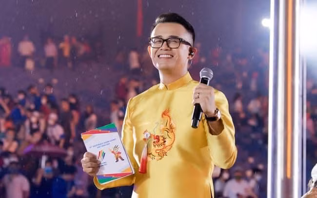 MC Đức Bảo "cầm trịch" cầu truyền hình tại Hải Phòng. Ảnh: NVCC.
