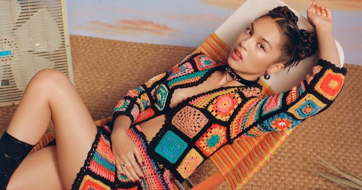 Ca sĩ Olivia Rodrigo diện set đồ len móc sặc sỡ chụp hình tạp chí.