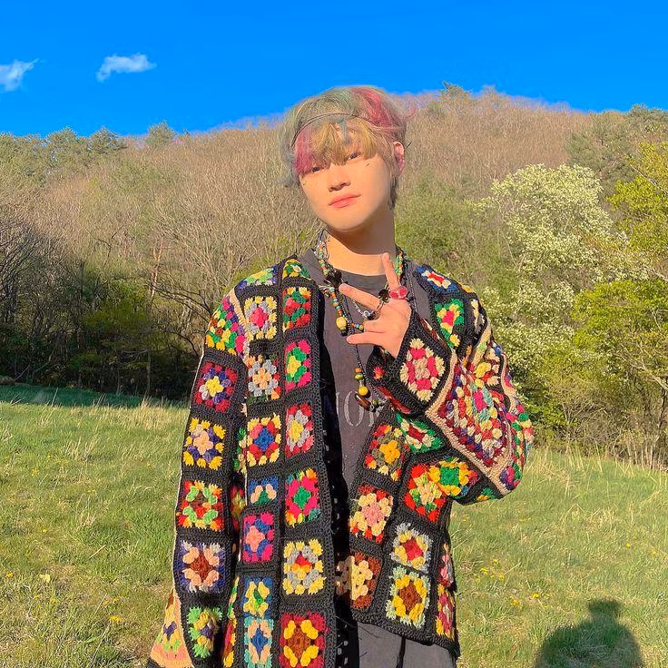 Áo khoác họa tiết granny square (ô vuông sặc sỡ) phủ sóng khắp showbiz.
