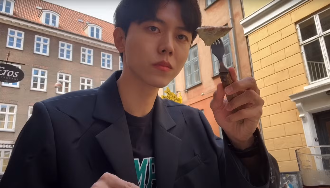 Joo Woo-jae trong một clip ăn uống trên Youtube với hơn 400k lượt xem.