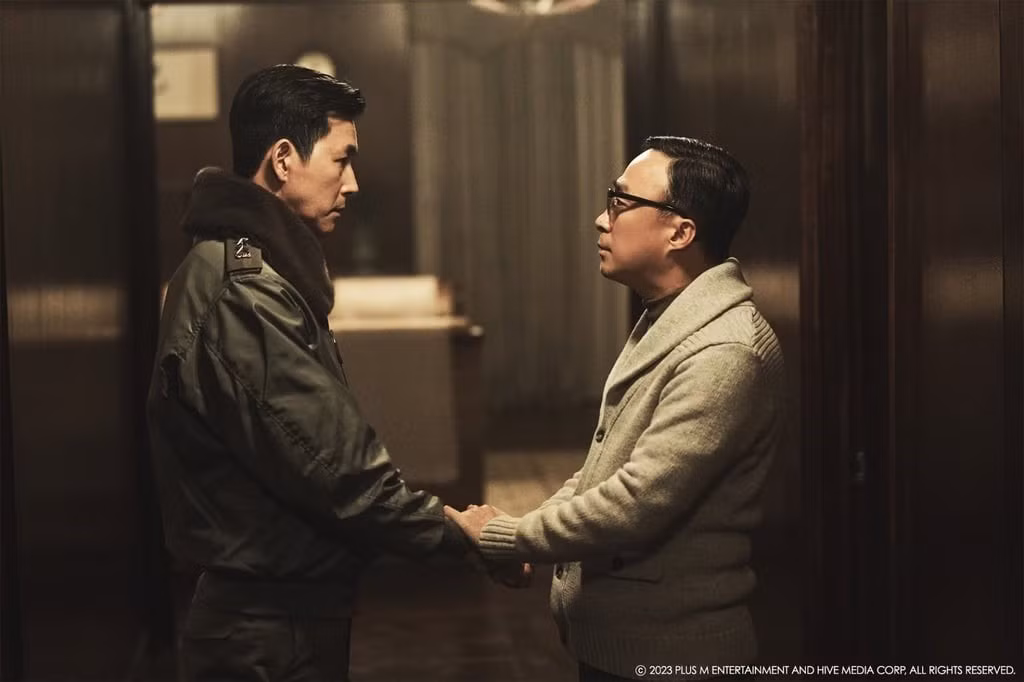 Lim Won Hee (phải) chụp ảnh cùng Jung Woo Sung. Cuộc ly hôn Lim Won Hee là một phần của chương trình truyền hình Dolsing Fourmen.