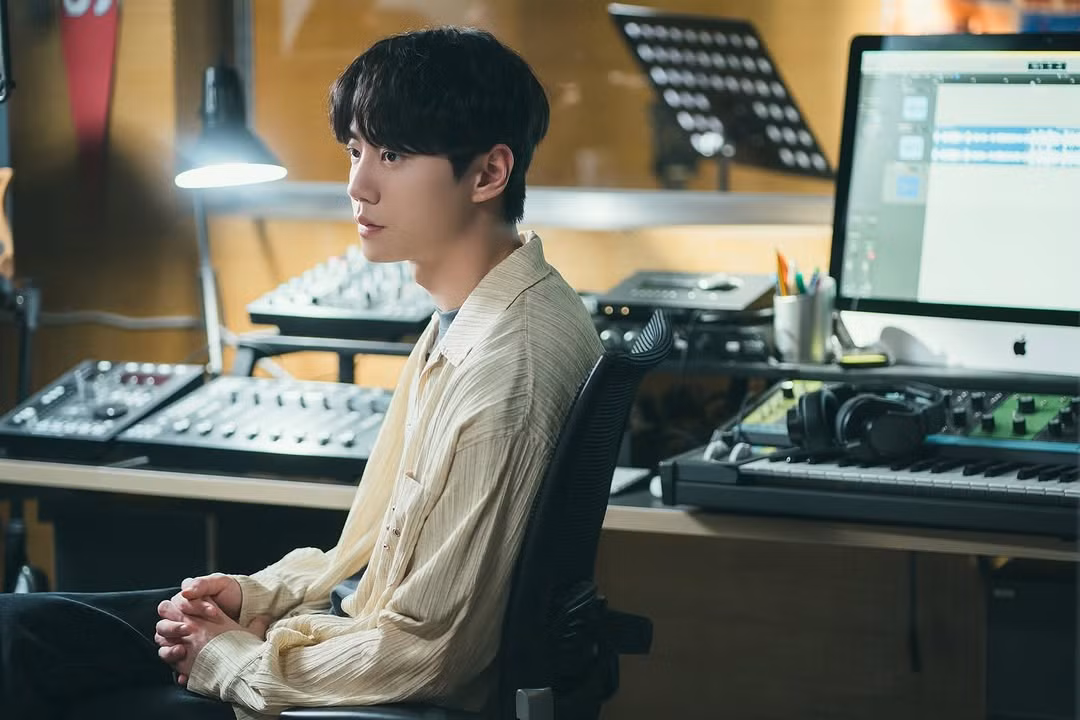 Lee Jun Young vào vai Hong Si Jun, một thiên tài tự nhận nhưng thực chất là một nhà soạn nhạc vô danh. Cuộc đời anh rẽ sang một hướng khác khi anh đoàn tụ với Son Ju A (Jeon So Nee), người tình cũ mà anh đã hẹn hò trong một thời gian dài và giờ đã trở lại với tư cách là một biên kịch thành công. Ánh mắt lạnh lùng, trống rỗng của Hong Si Jun phản ánh sự mất mát và nỗi đau mà anh phải chịu đựng sau khi họ chia tay, hoàn toàn trái ngược với tính cách tự tin trước đây của anh.