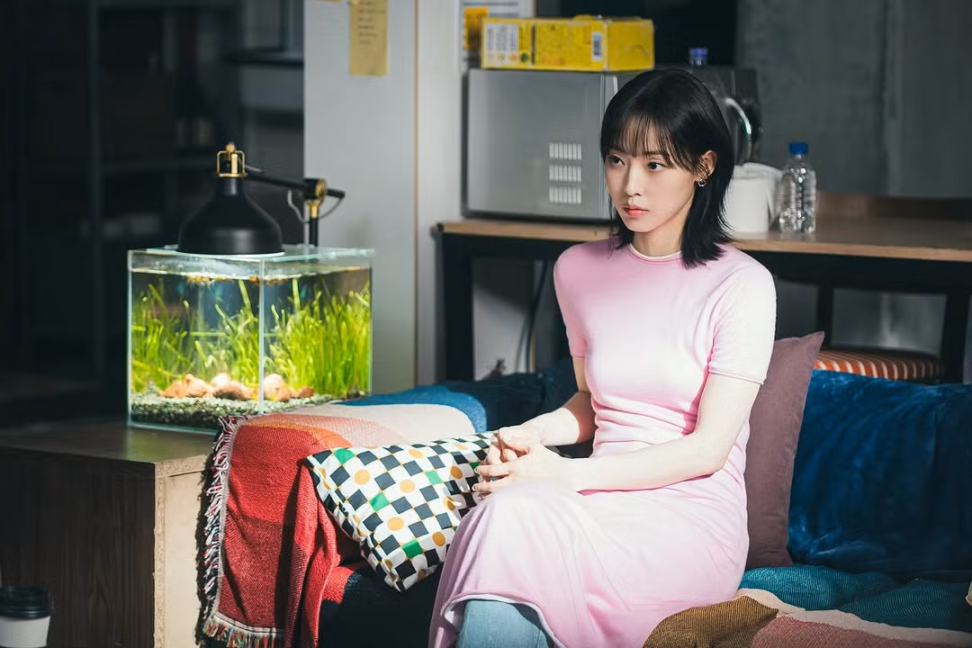 Jeon So Nee vào vai Son Ju A, bạn của Ko Gyeom và là người yêu cũ của Hong Si Jun, người tìm thấy cảm hứng khi nhìn vào sự theo đuổi không ngừng nghỉ của họ đối với ước mơ của mình, điều cuối cùng thúc đẩy cô trở thành một nhà biên kịch. Sau khi chia tay Hong Si Jun và rời đi, cô trở lại với tư cách là một nhà văn thành công, đưa câu chuyện của họ đến một ngã ba đường đau thương.