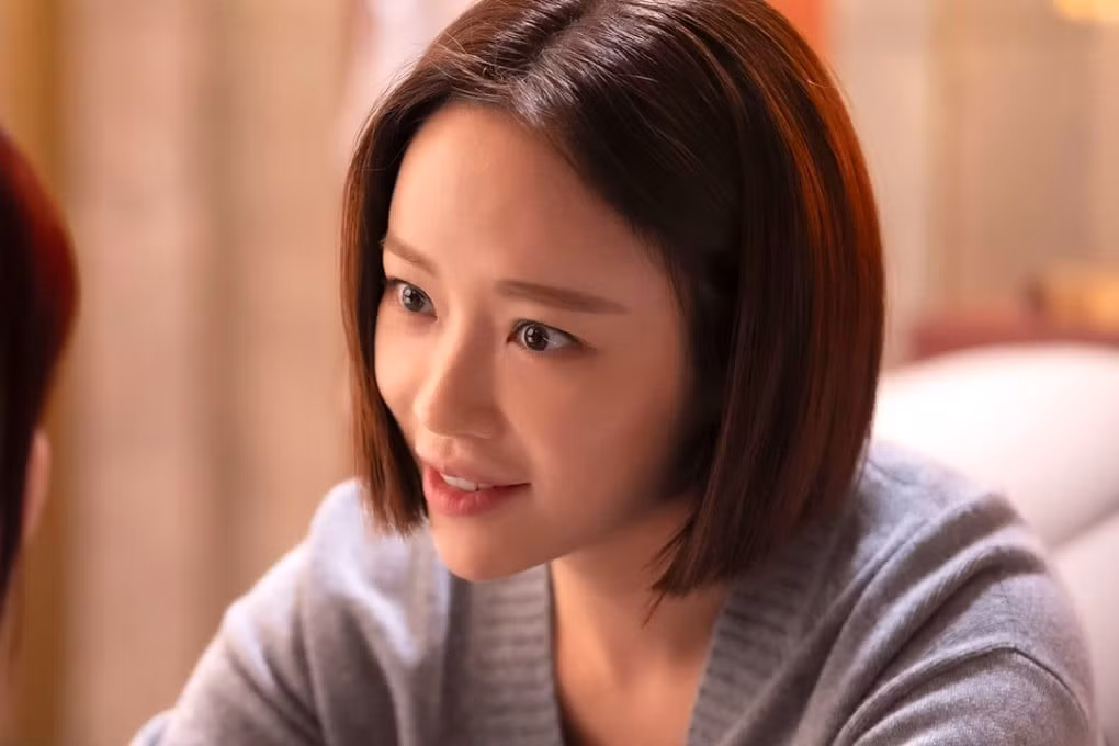 Hwang Jung Eum đã tiết lộ cuộc sống sau khi ly hôn với chồng cũ là doanh nhân Lee Young Don trong Because I'm Solo. Trở thành mẹ đơn thân sau khi kết thúc cuộc hôn nhân kéo dài 8 năm, một mình nuôi hai con nhỏ là điều không hề dễ dàng. Một trong những chuyện khiến Hwang Jung Eum khổ tâm nhất sau khi ly hôn là việc các con rất nhớ bố.
