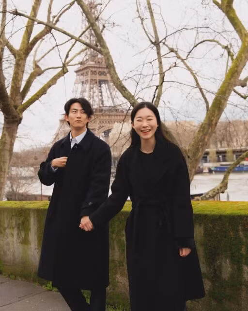 Những bức ảnh được chụp bởi “The Best Photo Paris” cho thấy cặp đôi tạo dáng trước tháp Eiffel ở Pháp.
