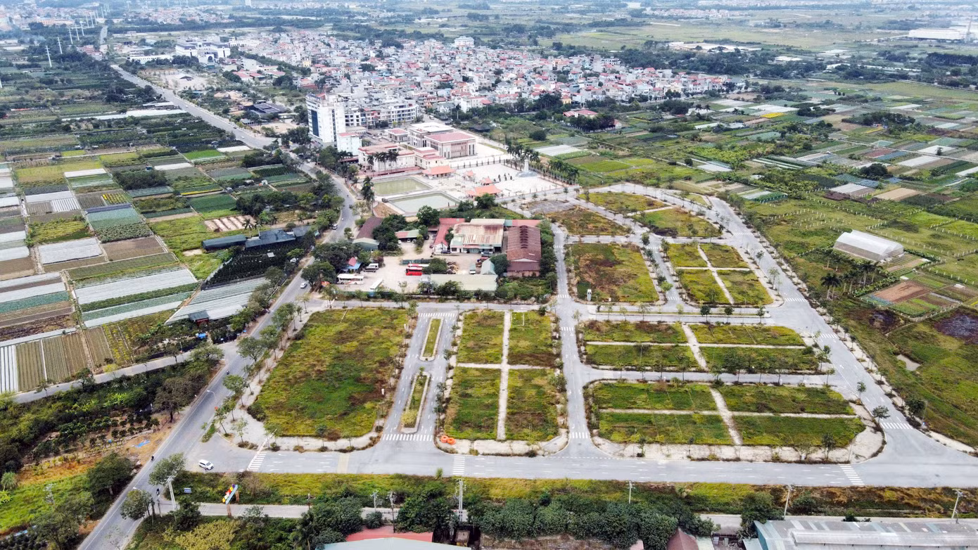 Trước lo ngại việc điều chỉnh tăng giá đất khiến thuế, phí về đất đai cao không phù hợp với thu nhập của người dân, Sở Tài nguyên và Môi trường cho rằng, cần nghiên cứu giảm tỷ suất tính thuế, phí, chứ không giảm giá đất.