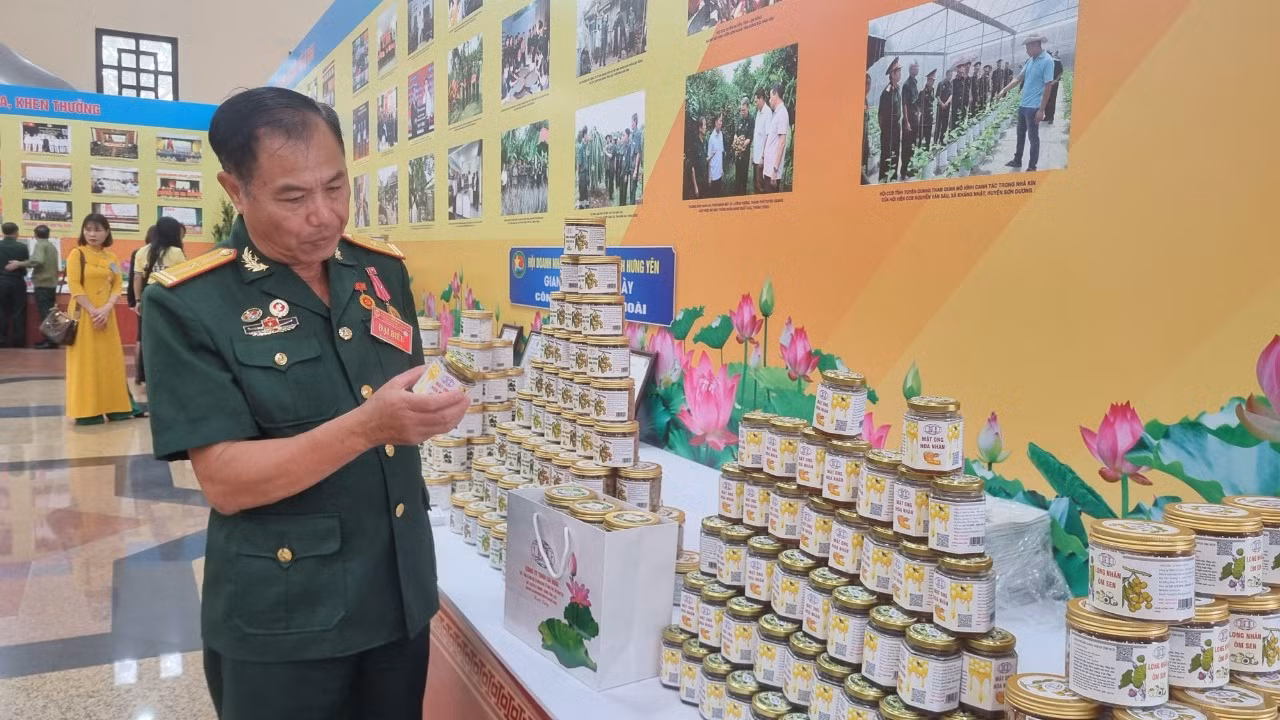 Các sản phẩm của doanh nghiệp CCB làm chủ trưng bày tại chương trình giao lưu.